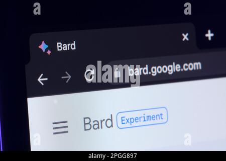 Google Bard AI-Chatbot. Ein echtes Beispiel für einen Chat-bot, der auf dem Bildschirm des Geräts zu sehen ist. Stafford, Großbritannien, 22. März 2023 Stockfoto