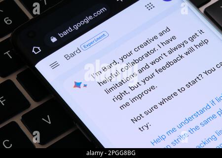 Google Bard AI-Chatbot. Ein echtes Beispiel für einen Chat-bot, der auf dem Bildschirm eines Smartphones angezeigt wird, das auf der Tastatur platziert wurde. Stafford, Großbritannien, 22. März 2023 Stockfoto