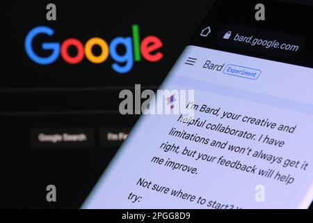 Google Bard AI-Chatbot. Ein echtes Beispiel für einen Chat-bot auf dem Bildschirm des Geräts und das Google-Logo im Hintergrund. Stafford, Großbritannien, 22. März 2023 Stockfoto