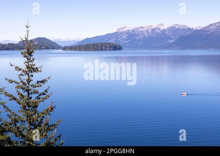 Fahrt auf der berühmten und idyllischen Straße der sieben Seen von San Martin de los Andes zur Villa la Angostura in Patagonien, Argentinien Stockfoto