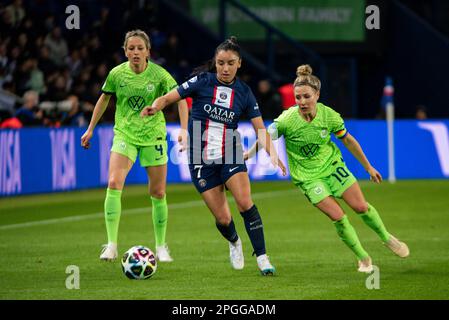 Paris, Frankreich. 22. März 2023. Kathrin Hendrich von VFL Wolfsburg, Sakina Karchaoui von Paris Saint Germain und Svenja Huth von VFL Wolfsburg kämpfen um den Ball während der UEFA Women's Champions League, Viertelfinale, 1.-beinigem Fußballspiel zwischen Paris Saint-Germain und VfL Wolfsburg am 22. März 2023 im Parc des Princes Stadion in Paris, Frankreich - Photo Antoine Massinon/A2M Sport Consulting/DPPI Credit: DPPI Media/Alamy Live News Stockfoto