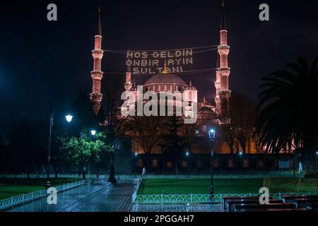 Istanbul, Istanbul, Türkei. 22. März 2023. Vor dem Ramadan wurde der Kamm von „Welcome, Sultan of Eleven Months“ in der Blauen Moschee gehängt. (Kreditbild: © Tolga Uluturk/ZUMA Press Wire) NUR REDAKTIONELLE VERWENDUNG! Nicht für den kommerziellen GEBRAUCH! Stockfoto