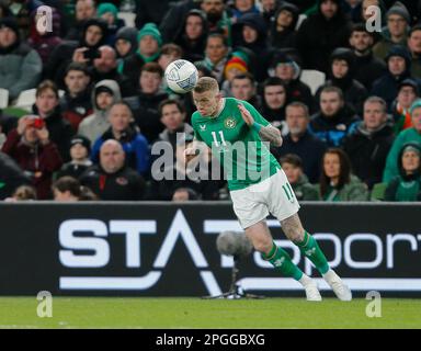 Dublin, Irland. 22. März 2023; Aviva Stadium, Dublin, Irland: International Football Friendly, Republik Irland gegen Lettland; James McClean von Irland leitet den Ball Credit: Action Plus Sports Images/Alamy Live News Stockfoto