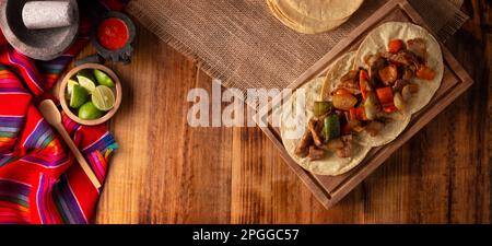 Fajitas Tacos, in Mexiko auch Alambre de Res genannt. Sehr beliebtes Rezept, die Hauptzutaten sind Fleisch, Zwiebeln, Speck und Paprika Stockfoto