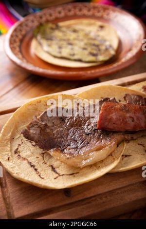 Bratfleisch-Tacos mit Chorizo. Ein sehr beliebtes Gericht im Norden Mexikos, auch Carne Asada, Asado, Discada oder Parrillada genannt, ist eine Kochtechnik in Stockfoto