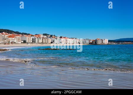 Sanxenxo oder Sangenjo, Galicien. Spanien. 8. Februar 2023. Blick auf Silgar Beach und die Stadt Stockfoto