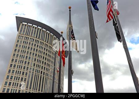 Wolken sammeln sich um die Carl B. Stokes USA Courthouse, Sitz des 6. Circuit US Court of Appeals, eröffnet 2002 in Cleveland, Ohio, USA. Stockfoto