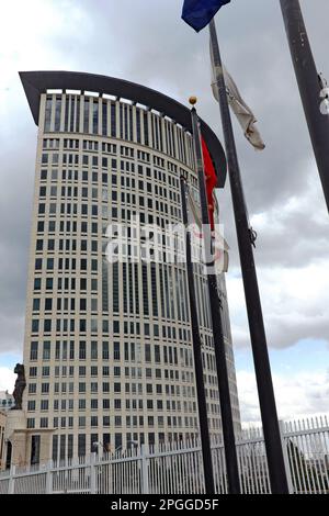 Der Carl B. Stokes U.S. Courthouse, Sitz des 6. Circuit US Court of Appeals, eröffnet 2002 in Cleveland, Ohio, USA. Stockfoto