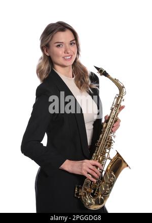 Wunderschöne junge Frau in elegantem Anzug mit Saxophon auf weißem Hintergrund Stockfoto