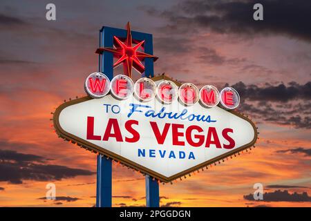 Blick auf den Sonnenuntergang auf das berühmte „Welcome to Fabulous Las Vegas“-Schild. Stockfoto