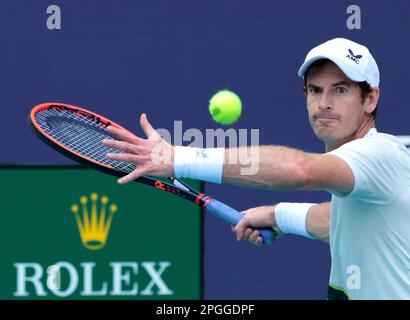 Miami Gardens, Usa. 22. März 2023. Andy Murray aus Großbritannien trifft Dusan Lajovic aus Serbien im ersten Satz des dritten Spiels am Eröffnungstag der Miami Open im Hard Rock Stadium in Miami Gardens, Florida, am Mittwoch, den 22. März 2023. Foto: Gary i Rothstein/UPI Credit: UPI/Alamy Live News Stockfoto