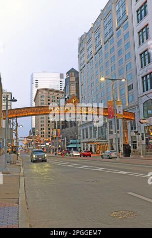 Playhouse Square am 20. Februar 2023 über der Euclid Avenue im Theaterviertel in Cleveland, Ohio, USA. Stockfoto