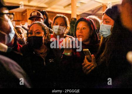 Watsonville, USA. 23. März 2023. Die Bewohner von Pajaro, die ihre Häuser von der Flut evakuiert haben, nehmen am 22. März 2023 an einem Rathaustreffen mit Beamten und Notfallpersonal des Bezirks Monterey Teil, das auf den Santa Cruz County Fairgrounds in Watsonville, Kalifornien, stattfindet. Die Bewohner äußerten ihre Frustration und Unzufriedenheit, nachdem die Beamten nicht genau sagten, wann die Evakuierungsanordnung aufgehoben wird, um in ihre Häuser zurückzukehren. (Foto: Ray Chavez/Bay Area News Group/TNS/Sipa USA) Guthaben: SIPA USA/Alamy Live News Stockfoto