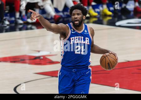 Chicago, USA. 22. März 2023. Chicago, USA, 22. März 2023: Joel Embiid (21 Philadelphia 76ers) in Aktion während des Spiels zwischen den Chicago Bulls und Philadelphia 76ers am Mittwoch, 22. März 2023 im United Center, Chicago, USA. (KEINE KOMMERZIELLE NUTZUNG) (Shaina Benhiyoun/SPP) Guthaben: SPP Sport Press Photo. Alamy Live News Stockfoto