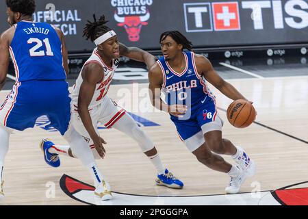 Chicago, USA. 22. März 2023. Chicago, USA, 22. März 2023: Tyrese Maxey (0 Philadelphia 76ers) in Aktion während des Spiels zwischen den Chicago Bulls und Philadelphia 76ers am Mittwoch, 22. März 2023 im United Center, Chicago, USA. (KEINE KOMMERZIELLE NUTZUNG) (Shaina Benhiyoun/SPP) Guthaben: SPP Sport Press Photo. Alamy Live News Stockfoto