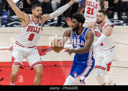 Chicago, USA. 22. März 2023. Chicago, USA, 22. März 2023: Joel Embiid (21 Philadelphia 76ers) passt den Ball während des Spiels zwischen den Chicago Bulls und Philadelphia 76ers am Mittwoch, 22. März 2023 im United Center, Chicago, USA. (KEINE KOMMERZIELLE NUTZUNG) (Shaina Benhiyoun/SPP) Guthaben: SPP Sport Press Photo. Alamy Live News Stockfoto