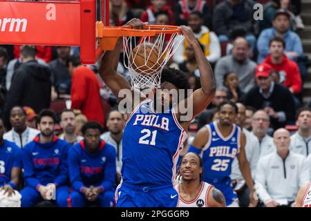 Chicago, USA. 22. März 2023. Chicago, USA, 22. März 2023: Joel Embiid (21 Philadelphia 76ers) taucht den Ball während des Spiels zwischen den Chicago Bulls und Philadelphia 76ers am Mittwoch, den 22. März 2023 im United Center, Chicago, USA, ein. (KEINE KOMMERZIELLE NUTZUNG) (Shaina Benhiyoun/SPP) Guthaben: SPP Sport Press Photo. Alamy Live News Stockfoto