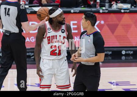 Chicago, USA. 22. März 2023. Chicago, USA, 22. März 2023: Patrick Beverley (21 Chicago Bulls) streitet mit dem Schiedsrichter während des Spiels zwischen den Chicago Bulls und Philadelphia 76ers am Mittwoch, 22. März 2023 im United Center, Chicago, USA. (KEINE KOMMERZIELLE NUTZUNG) (Shaina Benhiyoun/SPP) Guthaben: SPP Sport Press Photo. Alamy Live News Stockfoto