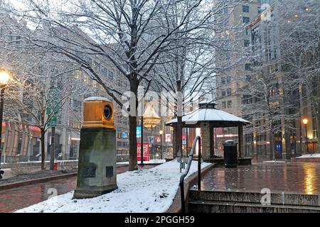 US Bank Plaza im Playhouse Square Theaterviertel in der Innenstadt von Cleveland, Ohio, USA am 13. März 2023 nach einem frischen Schneefall. Stockfoto