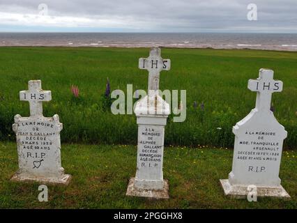 Handgeschriebene Grabsteine auf dem Friedhof am Meer in der Kirche Notre Dame du Mont Carmel in Mont Carmel, Prince Edward Island. Stockfoto