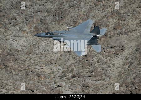 Lone Pine, Kalifornien - 9. November 2022: USAF F-15 Fighter Jet fliegt auf der niedrigen Ebene von Sidewinder-D. Stockfoto