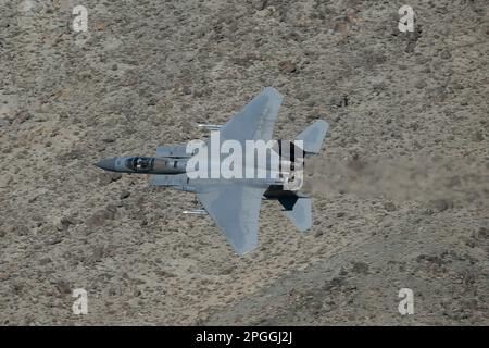 Lone Pine, Kalifornien - 9. November 2022: USAF F-15 Fighter Jet fliegt auf der niedrigen Ebene von Sidewinder-D. Stockfoto