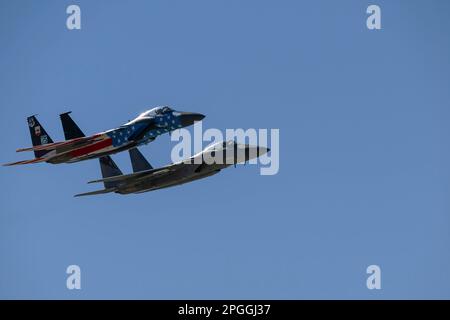 Lone Pine, Kalifornien - 10. November 2022: USAF F-15 Fighters Jet fliegt auf der niedrigen Ebene von Sidewinder-D. Stockfoto