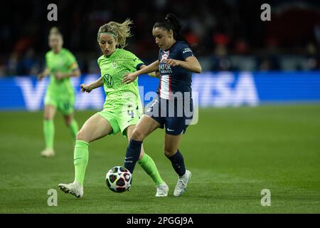 Paris, Frankreich. 22. März 2023. Sakina Karchaoui (R) von Paris Saint-Germain wehrt sich mit Kathrin Hendrich von VfL Wolfsburg während des Viertelfinals der UEFA Women's Champions League auf der ersten Etappe zwischen Paris Saint-Germain und VfL Wolfsburg im Parc des Princes Stadion in Paris, Frankreich, am 22. März 2023. Kredit: Aurelien Morissard/Xinhua/Alamy Live News Stockfoto