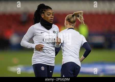 Paris, Frankreich. 22. März 2023. Ashley Lawrence (L) von Paris Saint-Germain erwärmt sich vor dem Viertelfinale der UEFA Women's Champions League auf der ersten Etappe zwischen Paris Saint-Germain und VfL Wolfsburg im Parc des Princes Stadion in Paris, Frankreich, am 22. März 2023. Kredit: Aurelien Morissard/Xinhua/Alamy Live News Stockfoto