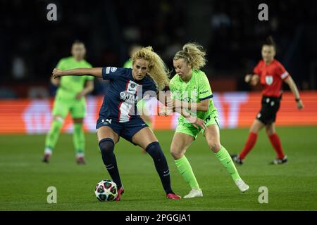 Paris, Frankreich. 22. März 2023. Kheira Hamraoui (L, Vorderseite) von Paris Saint-Germain wehrt sich mit Lena Lattwein von VfL Wolfsburg während des Viertelfinals der UEFA Women's Champions League im ersten Spiel zwischen Paris Saint-Germain und VfL Wolfsburg im Parc des Princes Stadion in Paris, Frankreich, am 22. März 2023. Kredit: Aurelien Morissard/Xinhua/Alamy Live News Stockfoto