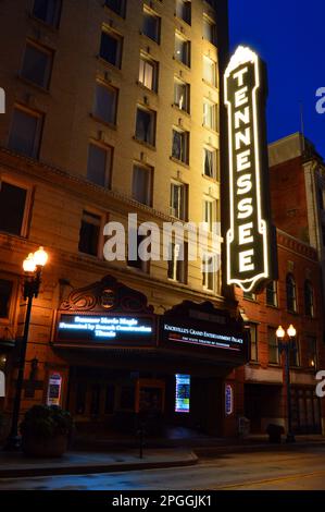 Das historische Tennessee Theater in Knoxville ist nachts beleuchtet und bildet das Zentrum der darstellenden Künste in der Stadt Stockfoto