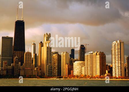 Hinter der Skyline von Chicago entstehen Sturmwolken Stockfoto