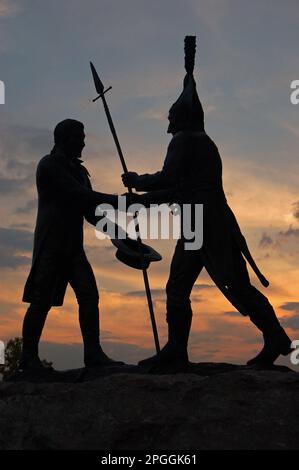 Eine Skulptur zeigt das Treffen der Entdecker Lewis und Clark in Indiana, das in einer Silhouette vor dem Himmel bei Sonnenuntergang dargestellt wird Stockfoto