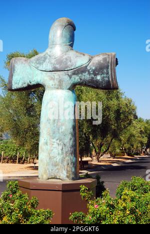 Eine Skulptur des Heiligen Franziskus von Assisi mit ausgestreckten Armen begrüßt Besucher des Weinguts Robert Mondavi im Napa Valley Stockfoto