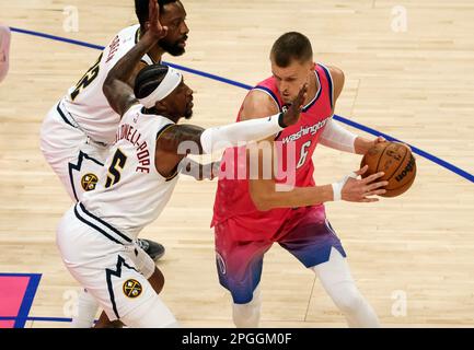 Washington, USA. 22. April 2023. WASHINGTON, DC - MÄRZ 22: Washington Wizards Center Kristaps Porzingis (6) hält den Ball vom Denver Nuggets Guard Kentavious Caldwell-Pope (5) während eines NBA-Spiels zwischen den Washington Wizards und den Denver Nuggets am 22. März 2023 in der Capital One Arena in Washington, DC, fern. (Foto: Tony Quinn/SipaUSA) Guthaben: SIPA USA/Alamy Live News Stockfoto