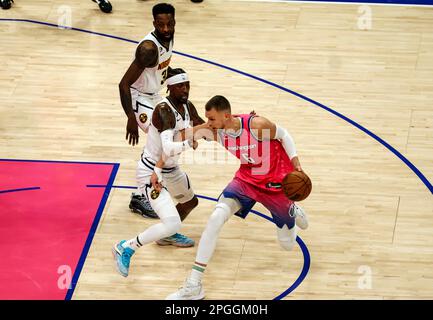 Washington, USA. 22. April 2023. WASHINGTON, DC - 22. MÄRZ: Washington Wizards Center Kristaps Porzingis (6) stößt bei einem NBA-Spiel zwischen den Washington Wizards und den Denver Nuggets am 22. März 2023 in der Capital One Arena in Washington, DC, auf den Wachmann der Denver Nuggets Kentavious Caldwell-Pope (5). (Foto: Tony Quinn/SipaUSA) Guthaben: SIPA USA/Alamy Live News Stockfoto