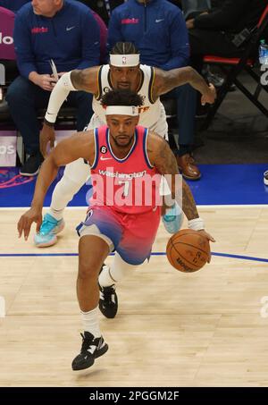Washington, USA. 22. April 2023. WASHINGTON, DC - MÄRZ 22: Washington Wizards Guard Jordan Goodwin (7) dribbelt vom Denver Nuggets Guard Kentavious Caldwell-Pope (5) während eines NBA-Spiels zwischen den Washington Wizards und den Denver Nuggets am 22. März 2023 in der Capital One Arena in Washington, DC. (Foto: Tony Quinn/SipaUSA) Guthaben: SIPA USA/Alamy Live News Stockfoto