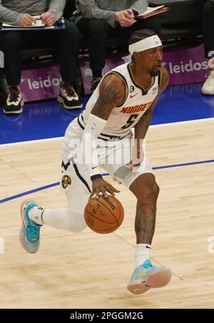 Washington, USA. 22. April 2023. WASHINGTON, DC - MÄRZ 22: Der Wachmann der Denver Nuggets Kentavious Caldwell-Pope (5) dribbelt am 22. März 2023 in der Capital One Arena in Washington, DC, während eines NBA-Spiels zwischen den Washington Wizards und den Denver Nuggets nach vorn. (Foto: Tony Quinn/SipaUSA) Guthaben: SIPA USA/Alamy Live News Stockfoto