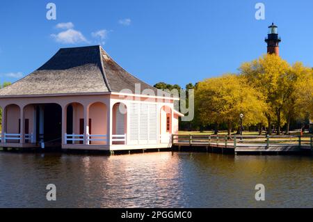 Der Leuchtturm von Currituck erstreckt sich über den Gipfel der Baumgrenze in der Nähe eines Parks an den Outer Banks von North Carolina Stockfoto