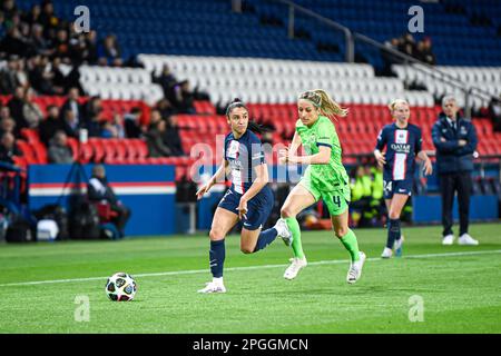 Paris, Frankreich. 22. März 2023. Sakina Karchaoui und Kathrin Hendrich während der UEFA Women's Champions League, des Viertelfinals, des 1.-Bein-Fußballspiels zwischen Paris Saint-Germain (PSG) und VfL Wolfsburg am 22. März 2023 im Parc des Princes Stadion in Paris, Frankreich. Kredit: Victor Joly/Alamy Live News Stockfoto