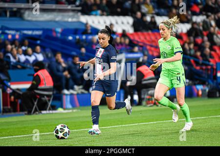 Paris, Frankreich. 22. März 2023. Sakina Karchaoui und Kathrin Hendrich während der UEFA Women's Champions League, des Viertelfinals, des 1.-Bein-Fußballspiels zwischen Paris Saint-Germain (PSG) und VfL Wolfsburg am 22. März 2023 im Parc des Princes Stadion in Paris, Frankreich. Kredit: Victor Joly/Alamy Live News Stockfoto