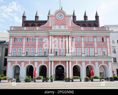 Rostock, Deutschland - 30. Mai 2016: Das historische Rathaus-Rathaus am Neuen Markt stammt aus dem 13. Jahrhundert Stockfoto