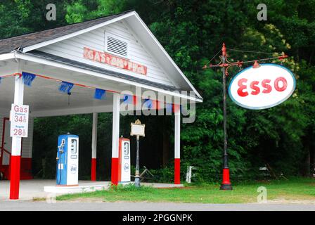 Eine alte Tankstelle, die noch immer ein historisches Esso-Retro-Schild trägt, ist immer noch eine Attraktion in South Carolina Stockfoto