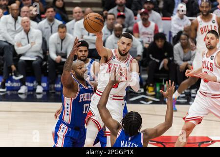 Chicago, USA. 22. März 2023. Chicago, USA, 22. März 2023: Zach LaVine (8 Chicago Bulls) passt den Ball während des Spiels zwischen den Chicago Bulls und Philadelphia 76ers am Mittwoch, den 22. März 2023 im United Center, Chicago, USA. (KEINE KOMMERZIELLE NUTZUNG) (Shaina Benhiyoun/SPP) Guthaben: SPP Sport Press Photo. Alamy Live News Stockfoto