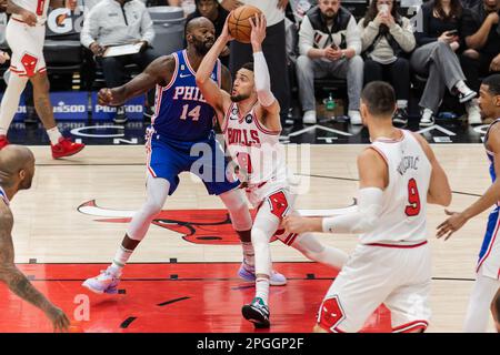 Chicago, USA. 22. März 2023. Chicago, USA, 22. März 2023: Zach LaVine (8 Chicago Bulls) fährt während des Spiels zwischen den Chicago Bulls und Philadelphia 76ers am Mittwoch, den 22. März 2023 im United Center, Chicago, USA zum Basketball. (KEINE KOMMERZIELLE NUTZUNG) (Shaina Benhiyoun/SPP) Guthaben: SPP Sport Press Photo. Alamy Live News Stockfoto