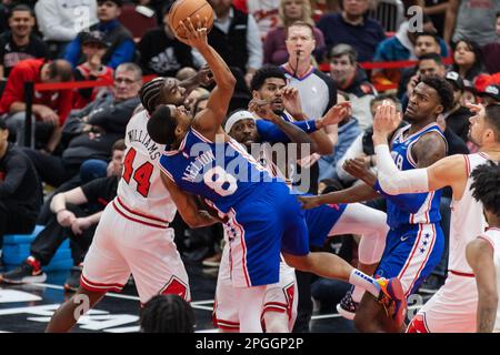 Chicago, USA. 22. März 2023. Chicago, USA, 22. März 2023: De'Anthony Melton (8 Philadelphia 76ers) kämpft um den Ball während des Spiels zwischen den Chicago Bulls und Philadelphia 76ers am Mittwoch, 22. März 2023 im United Center, Chicago, USA. (KEINE KOMMERZIELLE NUTZUNG) (Shaina Benhiyoun/SPP) Guthaben: SPP Sport Press Photo. Alamy Live News Stockfoto