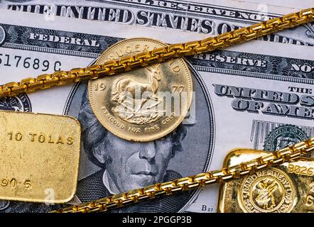 Goldmünze, Tola mit Schmuck und US-Dollar Stockfoto