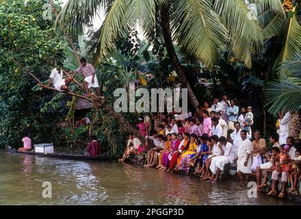 Zuschauer, die beim Onam Festival in Payippad in der Nähe von Haripad, Kerala, Indien und Asien das Snake Boat Race beobachten Stockfoto