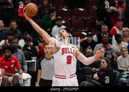 Chicago, USA. 22. März 2023. Chicago, USA, 22. März 2023: Nikola Vucevic (9 Chicago Bulls) erobert den Rebound während des Spiels zwischen den Chicago Bulls und Philadelphia 76ers am Mittwoch, den 22. März 2023 im United Center, Chicago, USA. (KEINE KOMMERZIELLE NUTZUNG) (Shaina Benhiyoun/SPP) Guthaben: SPP Sport Press Photo. Alamy Live News Stockfoto