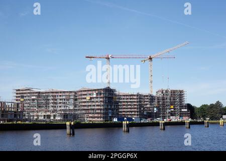 Modernes Wohngebäude an der Hunte, Baustelle, Baukräne, Neubau, Oldenburg in Oldenburg, Niedersachsen, Deutschland Stockfoto